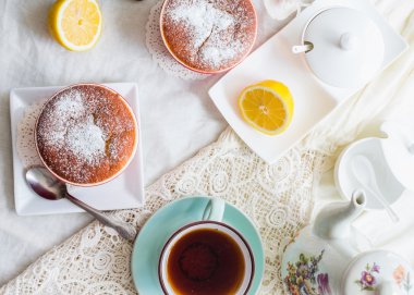 Limonlu puding kırmızı daireler, çay, İngiliz tatlısı