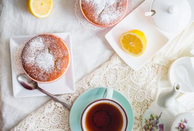 Limonlu puding kırmızı daireler, çay, İngiliz tatlısı