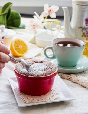 Limonlu puding kırmızı Lev., İngilizce çay partisi yeme