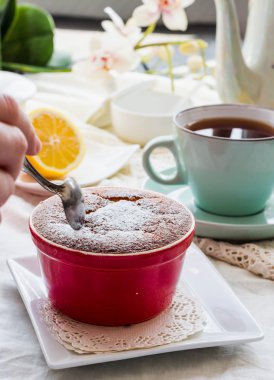 Limonlu puding kırmızı Lev., İngilizce çay partisi yeme