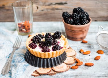 tartlets krem peynir ve bir ışık woode blackberry ile