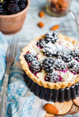 tartı ile krem peynir ve böğürtlen, tatlı cheesecake, ru