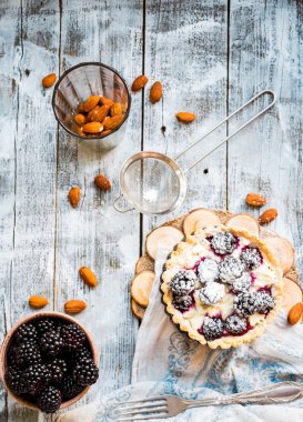 tartı ile krem peynir ve böğürtlen, tatlı cheesecake, ru