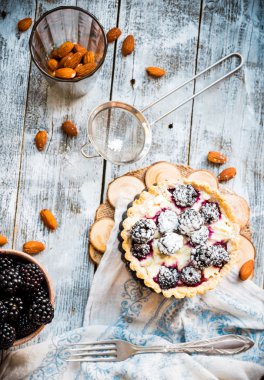 tartı ile krem peynir ve böğürtlen, tatlı cheesecake, ru