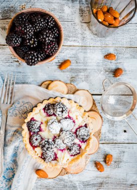 tartı ile krem peynir ve böğürtlen, tatlı cheesecake, ru