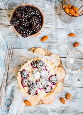 tartı ile krem peynir ve böğürtlen, tatlı cheesecake, ru