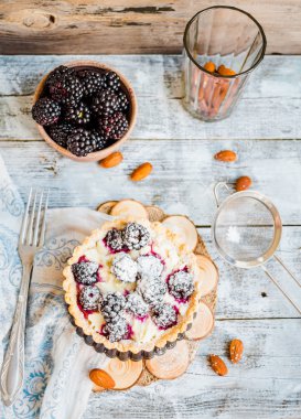 tartı ile krem peynir ve böğürtlen, tatlı cheesecake, ru