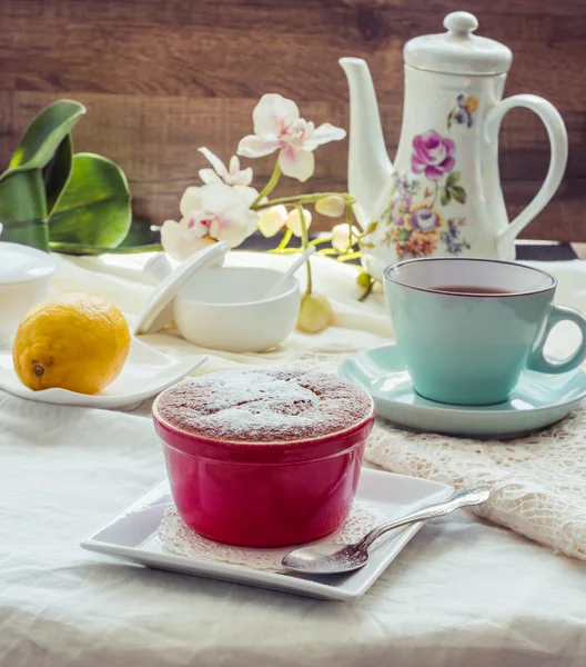 Lemon pudding red saucers, tea, english dessert — Stock Photo, Image