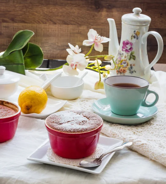 Budín de limón platillos rojos, té, postre inglés — Foto de Stock