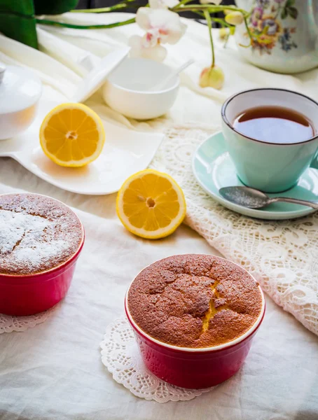 Лимонний пудинг червоні тарілки, чай, англійський десерт — стокове фото