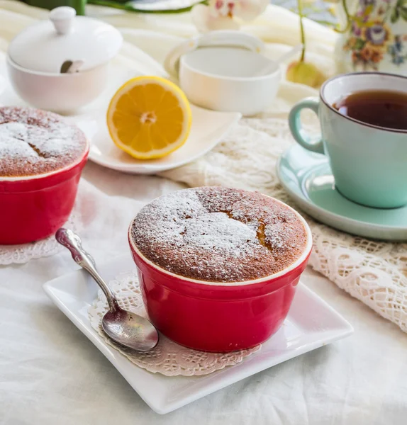 Budín de limón platillos rojos, té, postre inglés — Foto de Stock