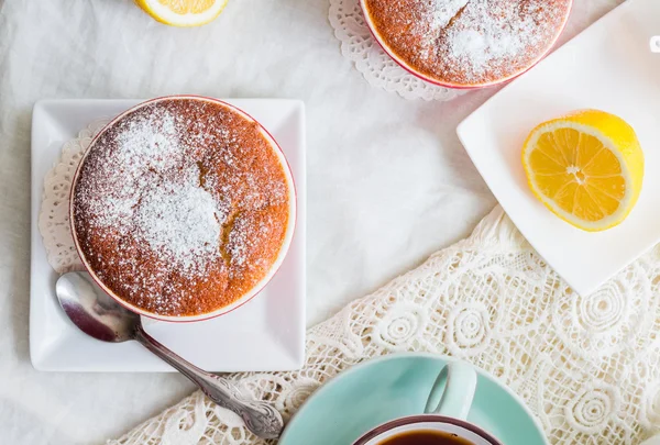 Citron pudink červeného talíře, čaj, anglický dezert — Stock fotografie