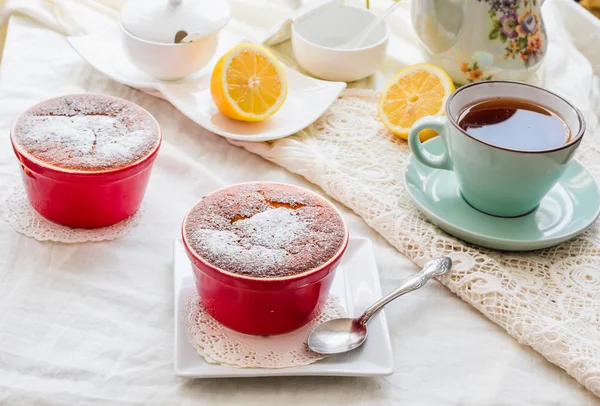 Budín de limón platillos rojos, té, postre inglés — Foto de Stock