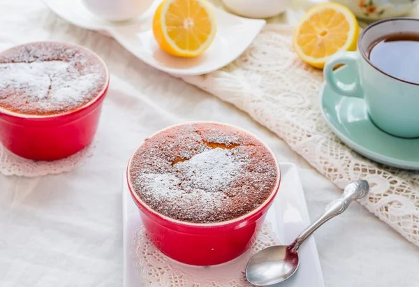 Лимонний пудинг червоні тарілки, чай, англійський десерт — стокове фото