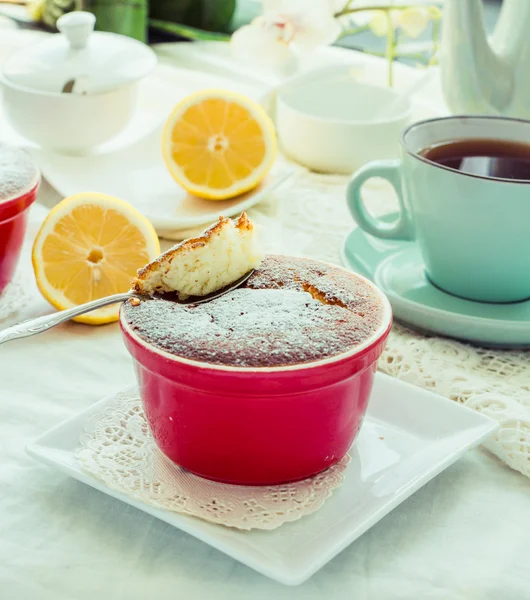 Eating lemon pudding with red plates, English Tea Party — Stock Photo, Image
