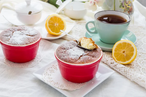 Їдять лимонний пудинг з червоних плит, Українська чаювання — стокове фото