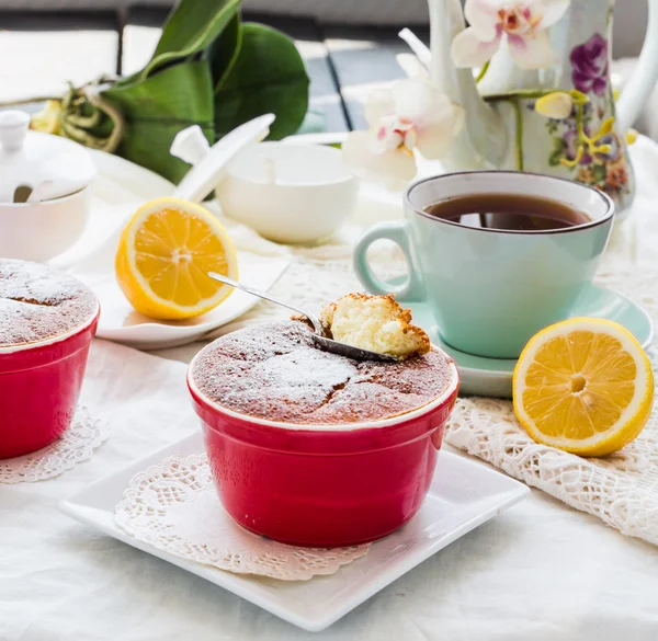 Їдять лимонний пудинг з червоних плит, Українська чаювання — стокове фото