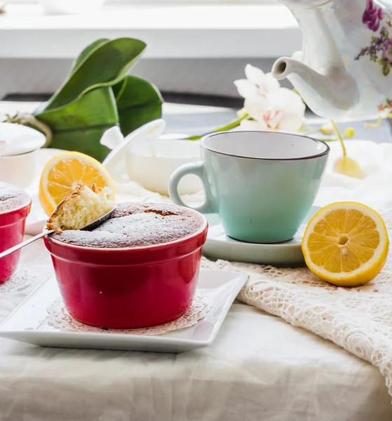 Comer budín de limón con platos rojos, English Tea Party — Foto de Stock