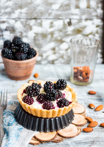 Tartelettes au fromage à la crème et mûre sur un boisé léger — Photo