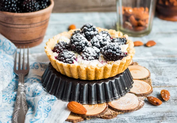 Taartje met roomkaas en blackberry, dessert kwarktaart, ru — Stockfoto