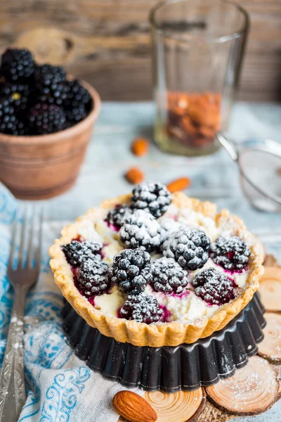 Törtchen mit Frischkäse und Brombeeren, Dessert Käsekuchen, ru — Stockfoto