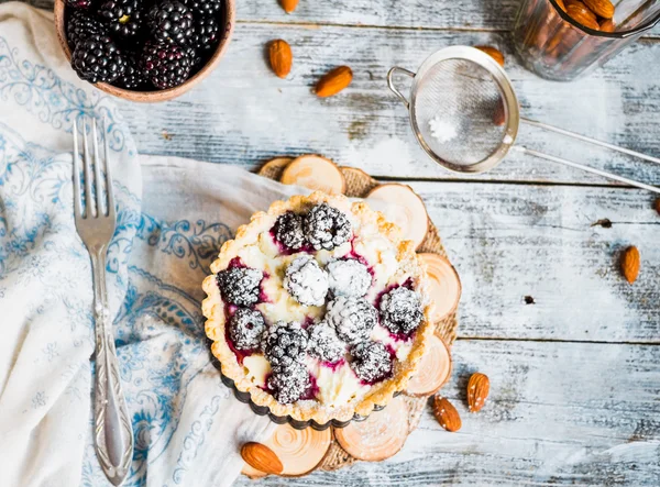 Tartelette au fromage à la crème et à la mûre, gâteau au fromage dessert, ru — Photo