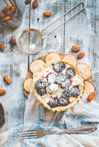 Taartje met roomkaas en blackberry, dessert kwarktaart, ru — Stockfoto