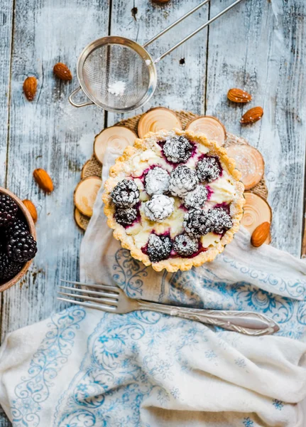 Tartlet with cream cheese and blackberry, dessert cheesecake, ru — Stock Photo, Image