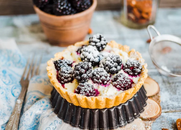 Taartje met roomkaas en blackberry, dessert kwarktaart, ru — Stockfoto