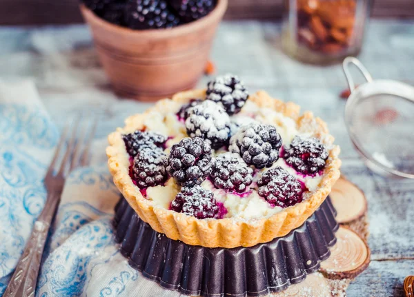 tartlet with cream cheese and blackberry, dessert cheesecake, ru
