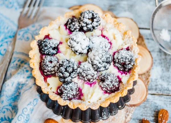 Taartje met roomkaas en blackberry, dessert kwarktaart, ru — Stockfoto