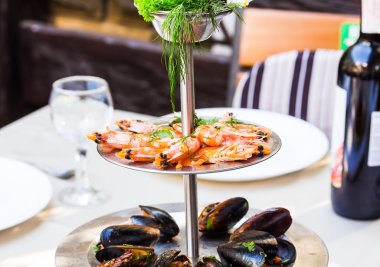 tepsi karışık deniz ürünleri, karides, midye, kalamar