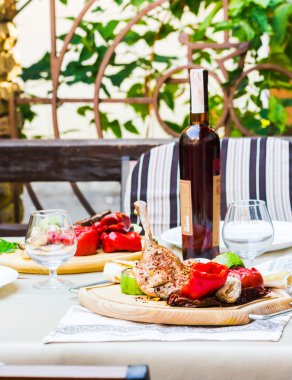 Baharat ve ızgara sebzeler, konyak ile pişmiş tavuk uyluk