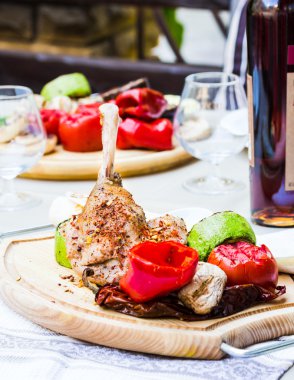 Baharat ve ızgara sebzeler üzerinde bir woo ile pişmiş tavuk uyluk