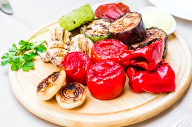 ızgara sebze ve mantar soslu bir ahşap tahta üzerinde