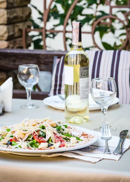 Insalata di pollo Cesare con parmigiano grattugiato servito con vino bianco — Foto Stock