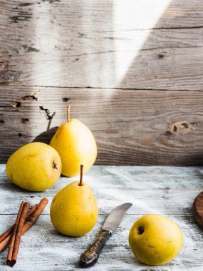ahşap bir masa, tarçın, sağlıklı snack üzerinde sarı armut