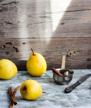 ahşap bir masa, tarçın, sağlıklı snack üzerinde sarı armut