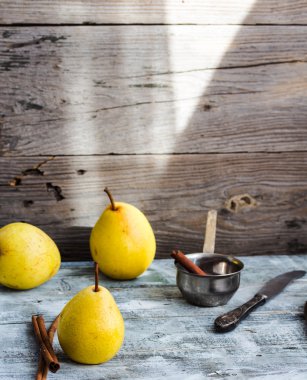 ahşap bir masa, tarçın, sağlıklı snack üzerinde sarı armut