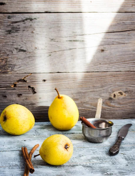 Gelbe Birne auf Holzbrett, Zimtstangen, gesunde Zwischenmahlzeit — Stockfoto