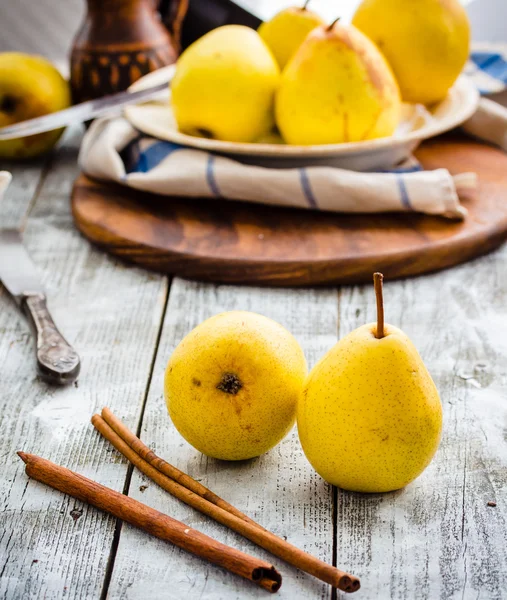 Ahşap bir masa, tarçın, sağlıklı snack üzerinde sarı armut — Stok fotoğraf