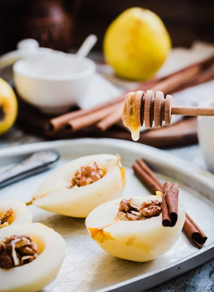 Añadir miel a una pera con nueces, palitos de canela, procedimiento de cocción —  Fotos de Stock