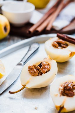 Armut ceviz ve pişirme önce ballı tarçın sopa