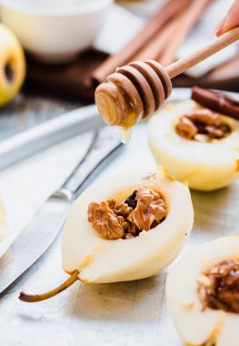 Armut ceviz ve pişirme önce ballı tarçın sopa