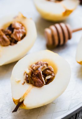 Armut ceviz ve pişirme önce ballı tarçın sopa