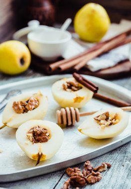 Armut ceviz ve pişirme önce ballı tarçın sopa