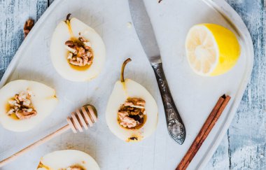 Armut ceviz ve pişirme önce ballı tarçın sopa