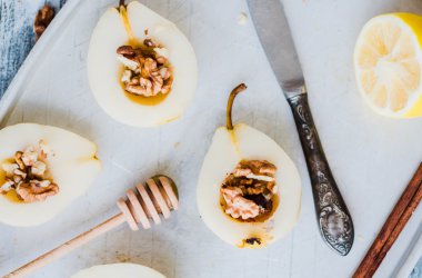 Armut ceviz ve pişirme önce ballı tarçın sopa