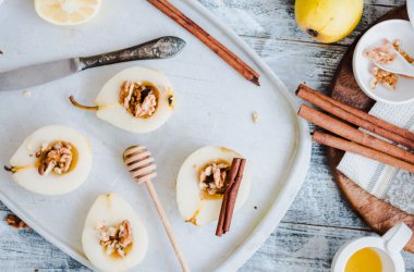 Armut ceviz ve pişirme önce ballı tarçın sopa