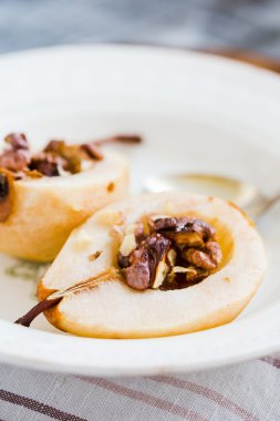 Ceviz, bal, tarçın, sağlıklı d ile baharatlı pişmiş armut